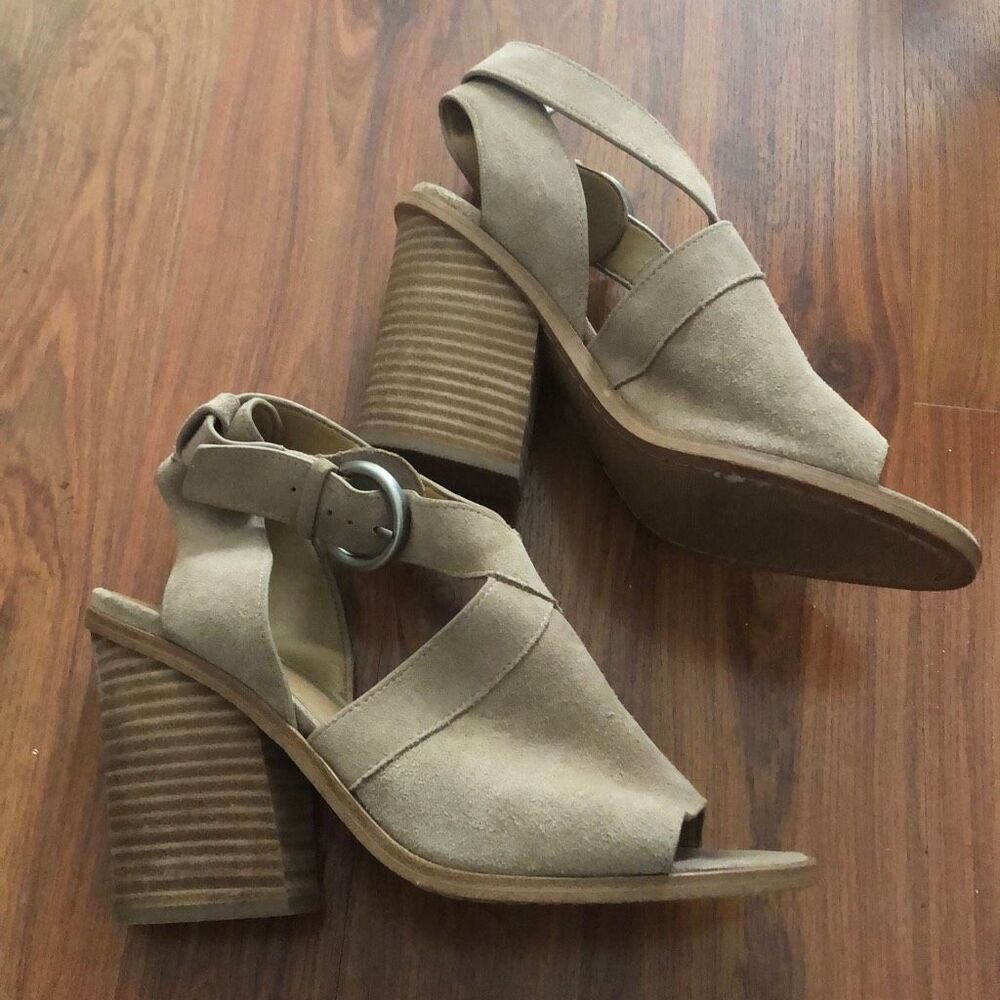 Marc Fisher Tan suede, chunky heel sandals 8￼